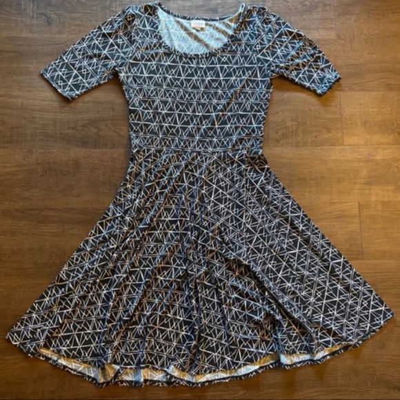LuLaRoe M Abstract Dress. - Picture 4 of 8